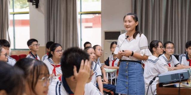 校长怒骂女教师, 居然是因为女教师穿了牛仔裤, 学校这事也要管?