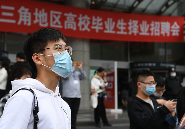 上大学花费二十万, 如今只是月薪2千多的前台, 毕业生的吐槽引热议