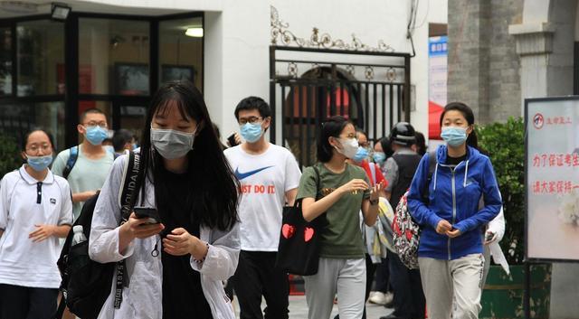 高考满分作文《猪的宿命》走红, 获人民日报点名推荐, 语言精妙