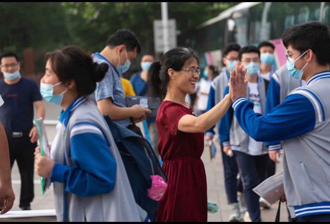 又是高考季, 越是成绩一般的普通家庭孩子, 越容易异想天开