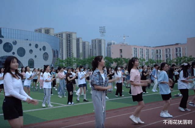 四川女大学生“穿着清凉”在操场热舞, 引发网友热议