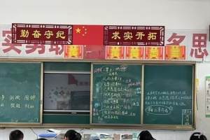 湖南女教师“火”了: 身高158踩着凳子讲课, 设计缺陷让老师尴尬