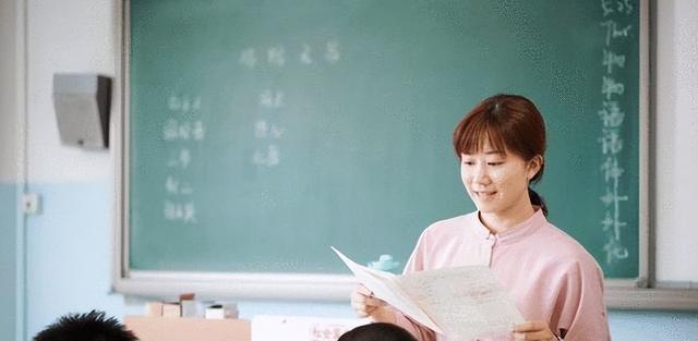 学生咆哮课堂, 女教师为何沉默? 网友: 家里没有矿, 教师赔不起!