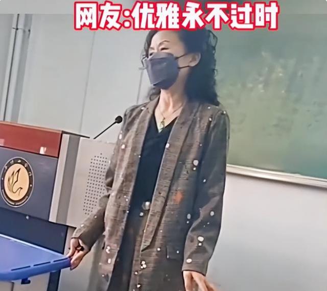 河南老教师打扮雅致, 学生为之赞叹, 家长却说: 滋生女生虚荣心