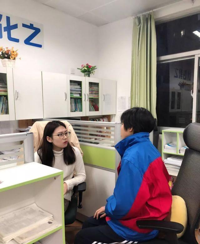 是好风凭借力吗? 二本毕业的95后美女, 入职不到四年就是副校长!