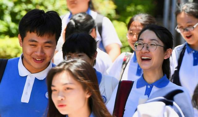 多年以后, 女大学生才发现高中校服里的“秘密”, 可惜已经错过