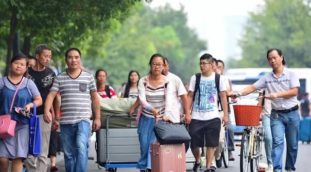 大学生活费“等级划分”出炉, 第一级就好比野外求生, 能喂饱就好