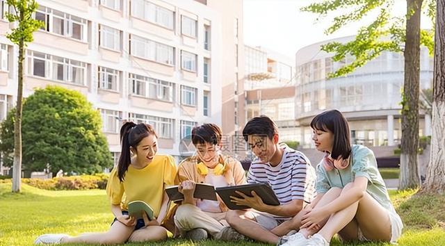 女大学生校内兼职! 个个面若桃花, 男生趋之若鹜, 生意能不火吗