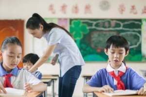 上海教师跟农村教师薪资差距有多大? 这两张工资单, 差距不言而喻