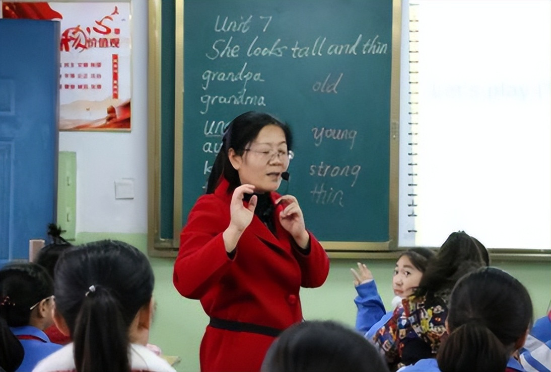 河南一老教师上课打扮精致, 获学生好评, 家长却吐槽说带坏孩子