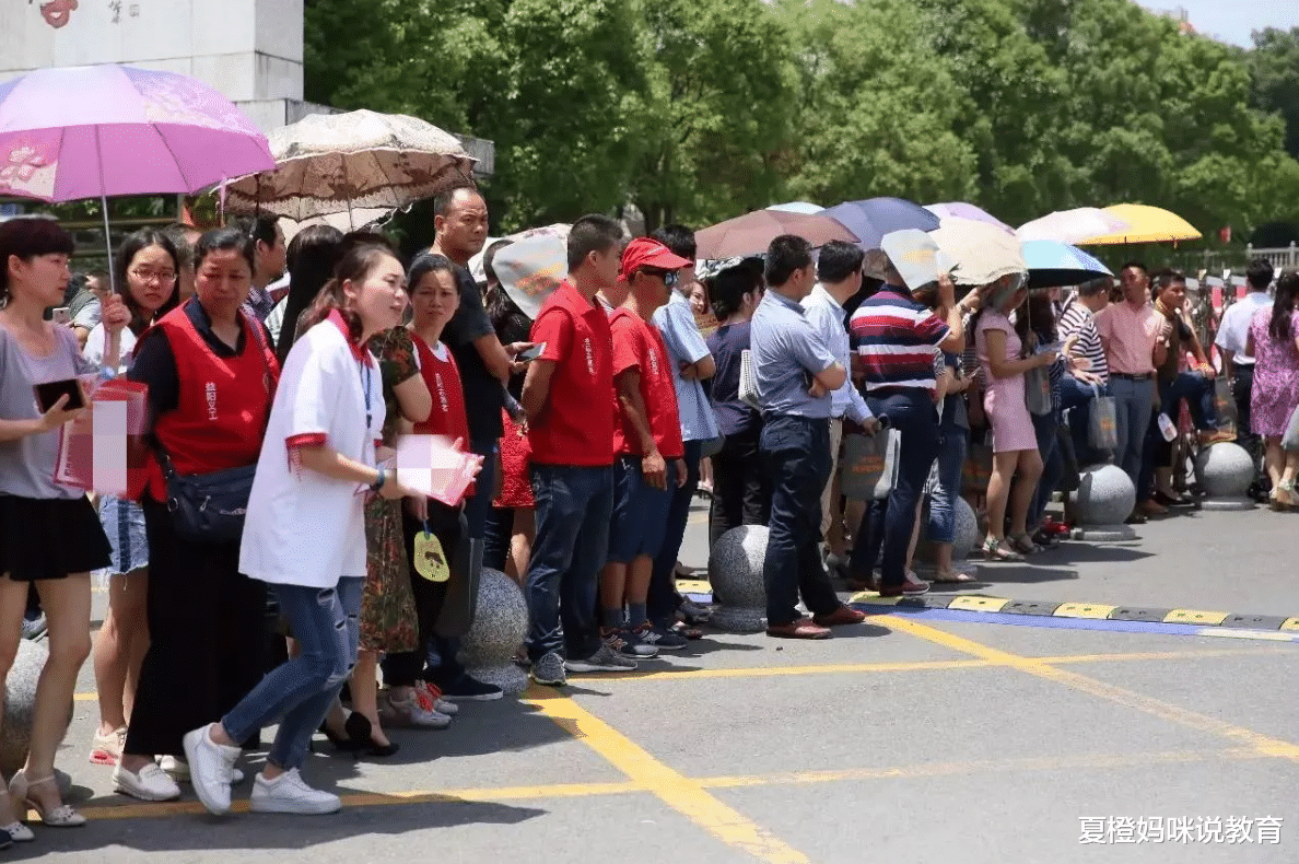 父母为孩子“高考”做过哪些事? 穿旗袍并不稀奇, 紫色裤衩更奇怪