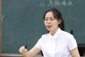 上海高校女老师走红网络, 酷似芭比娃娃的脸, 却被网友恶评