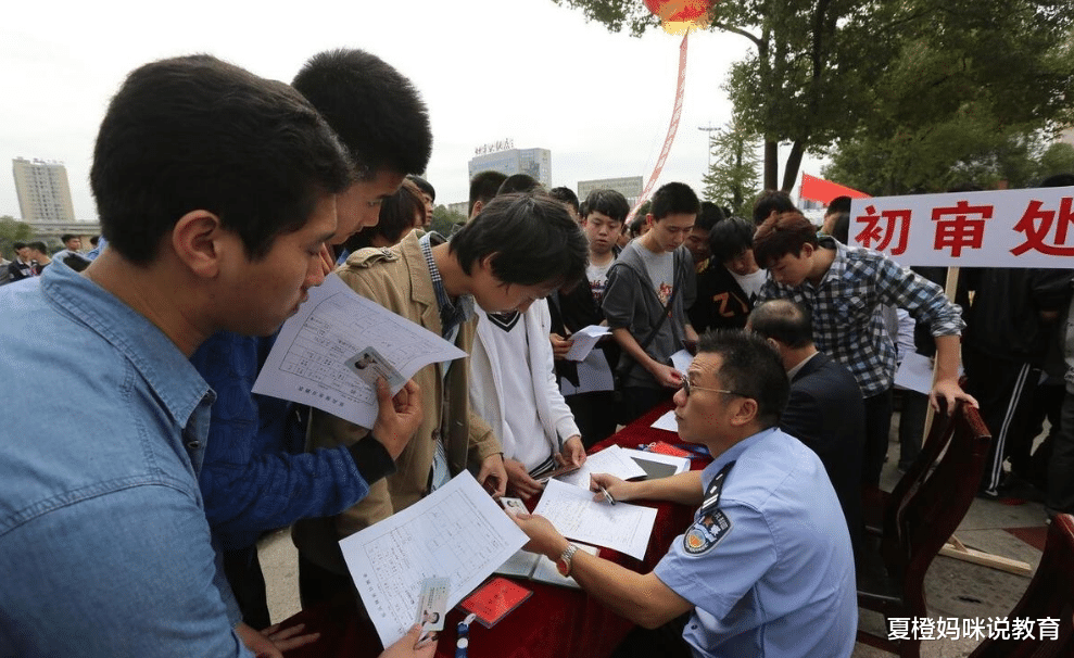 公务员或将实行“聘任制”, 稳定性不如从前, 但年薪有望达到30万