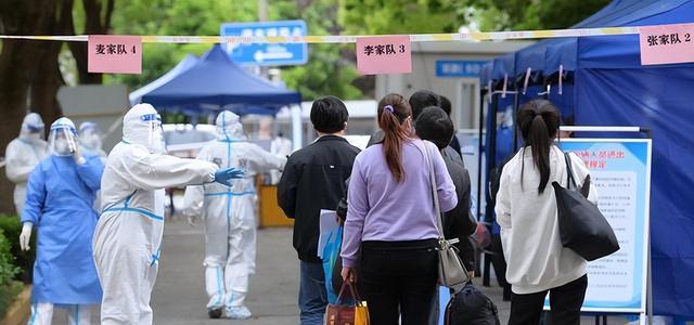 北京疫情再起, 清华大学校门已不进不出, 大家需做好相应的防护