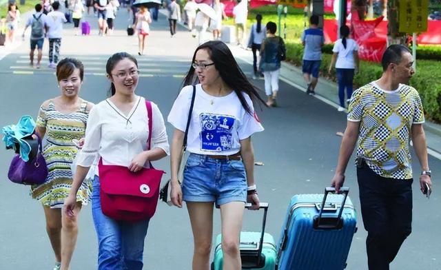 越来越多大学生校外租房, 声称是“花钱消灾”, 导员一语道破真相