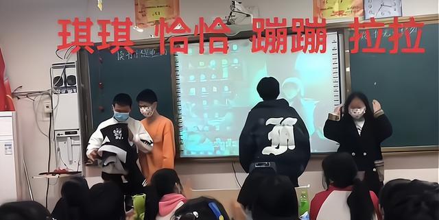 高中生迟到可太尴尬了! 学生迟到, 被丢在讲台“沉浸式社死”