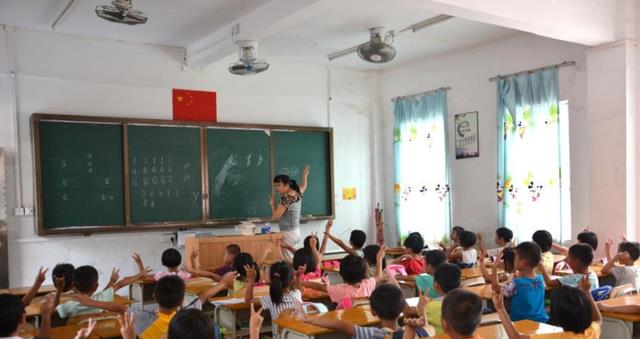 上海地区教师晒“工资单”, 与农村地区相比较, 差距显而易见