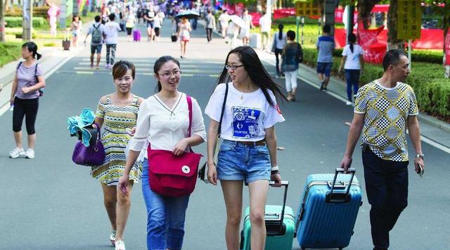 大学教师的痛心观察: 从小被鸡的孩子, 上大学后变得如何了