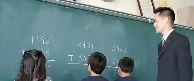 小学男教师比例不足三成, 专家建议增加工资, 辞职男教师: 还不够