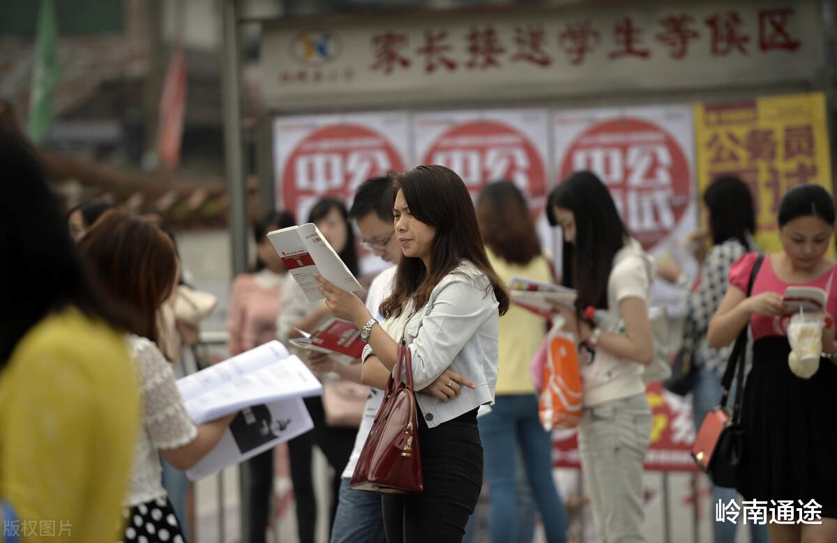 辞去公务员后去大学做行政, 现在很后悔, 迷茫不知道未来怎么办?