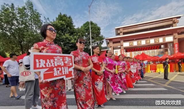 高考期间家长“花式应援”, 妈妈穿旗袍真有气质, 但被爸爸艳压