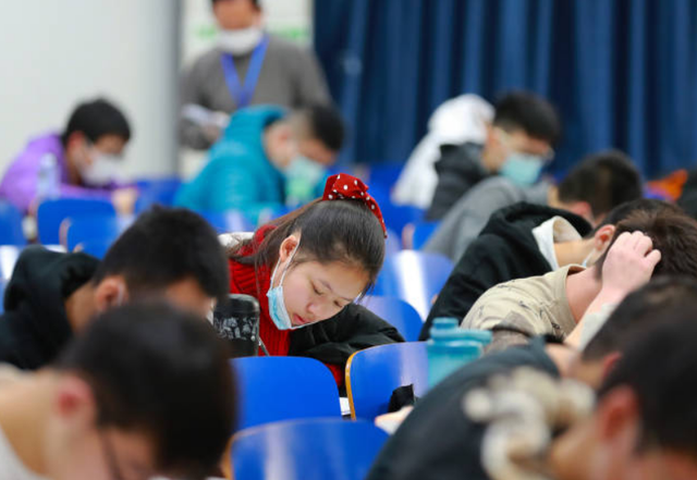 女学生晒出考研录取通知书, 结果引来网友嘲笑, 指第一学历太低