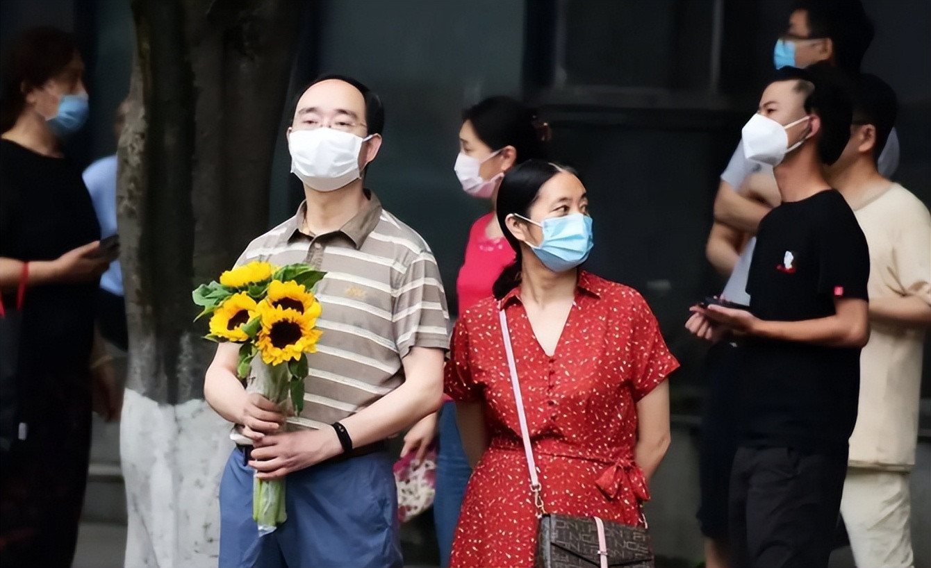 家长陪同孩子高考，是否要穿旗袍拿鲜花助考，其实答案并非你所想