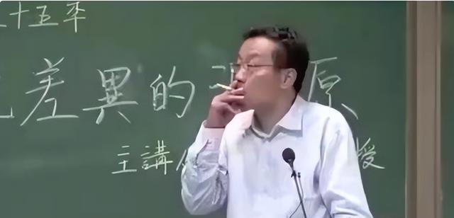 复旦教授上课香烟从不离手, 儿子上普通大学, 注重青少年精神培养