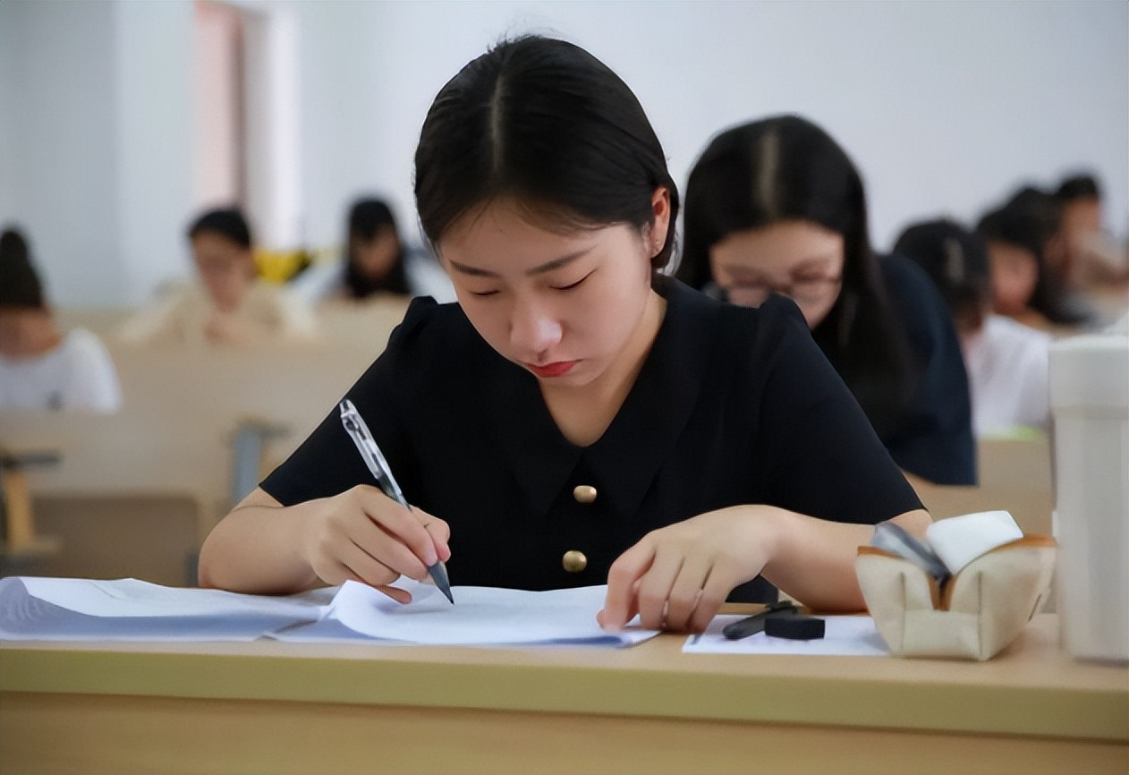 大学生毕业后想考公, 提前一年做好“这些”事, 将成为上岸的捷径