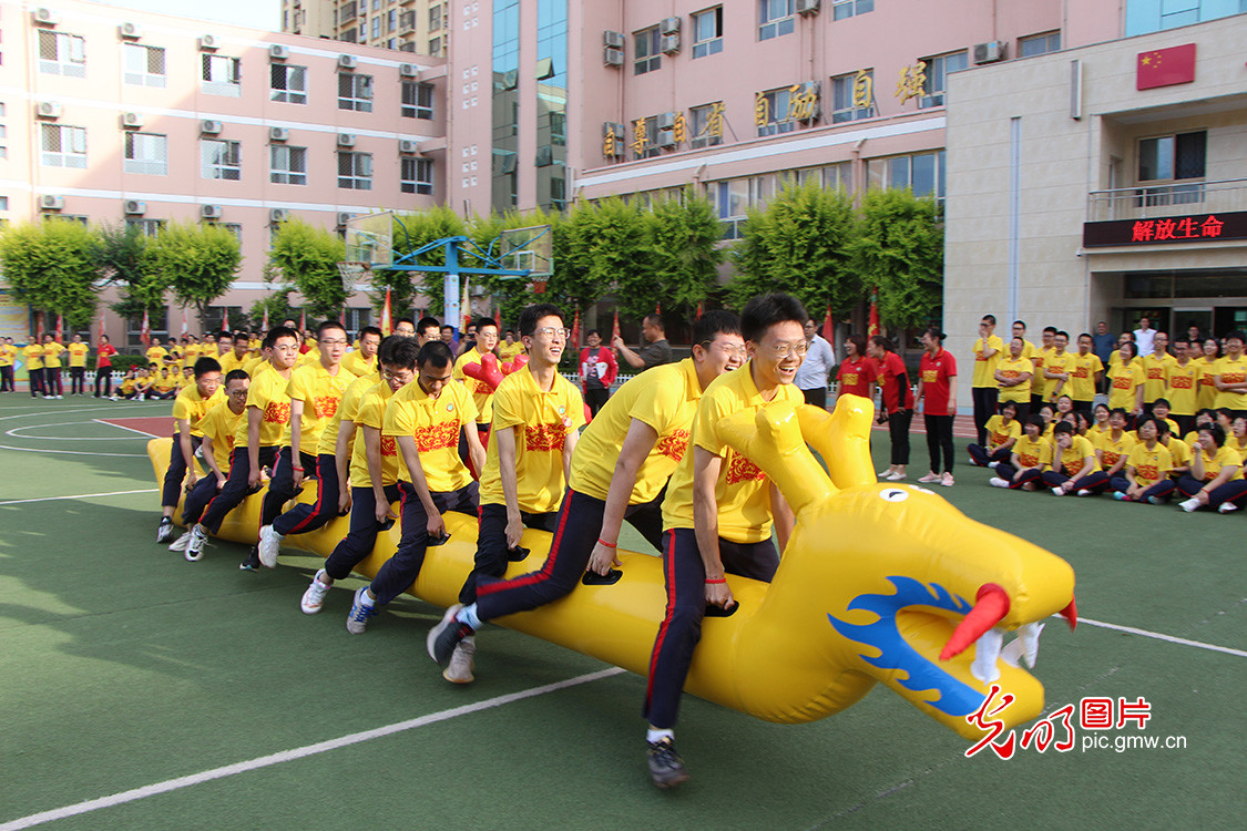 河北衡水:高考来临 旱地龙舟赛为学生解压