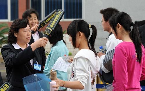 高三学生不离校上课到高考, 学校唯一的“花招”是老师有奖押题