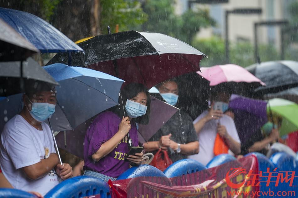 高考语文科目考试结束 家长冒雨接考