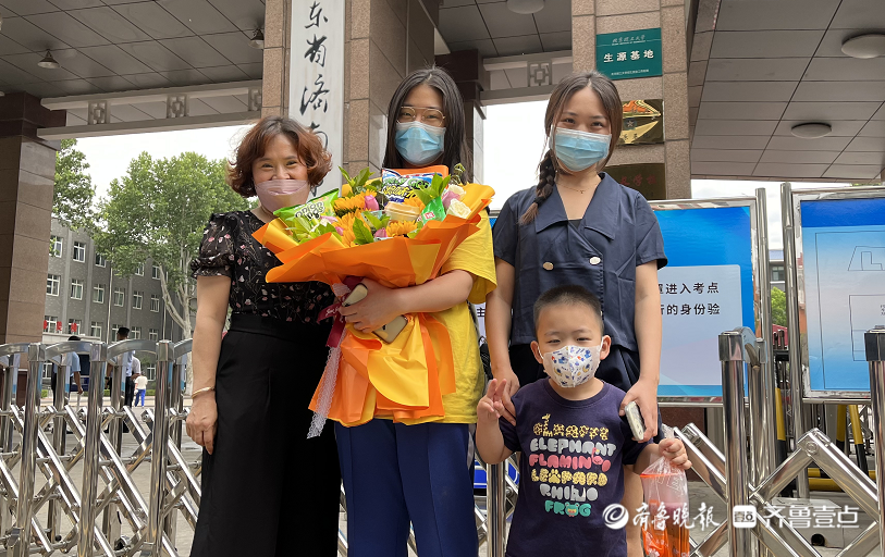 考完了！家长学插花，亲手为孩子做零食花束