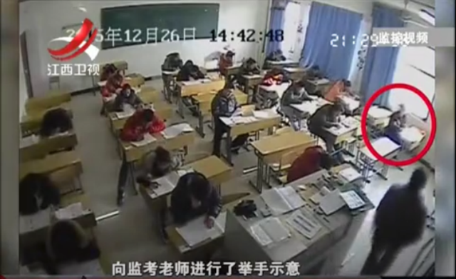 学生考试掏出块橡皮, 老师当场发现立马报警, 一辈子毁了