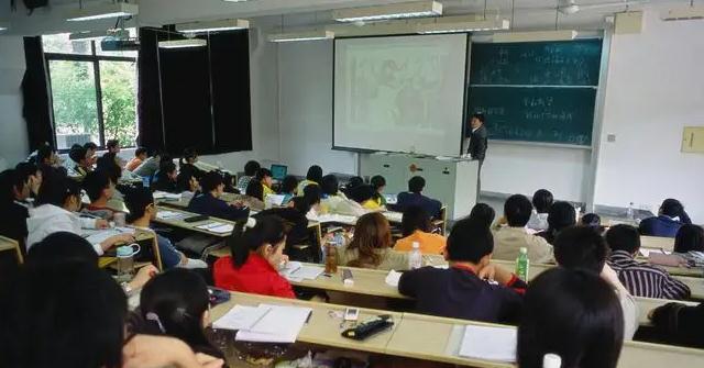 大快人心! 某大学教授公开发表不当言论, 学校: 给予解聘