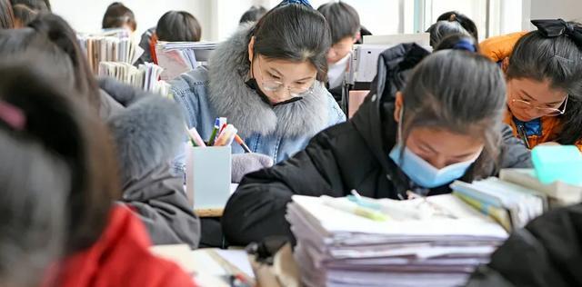 学霸高考取得725高分, 仅语文就拿到146分, 字迹更是让人眼前一亮