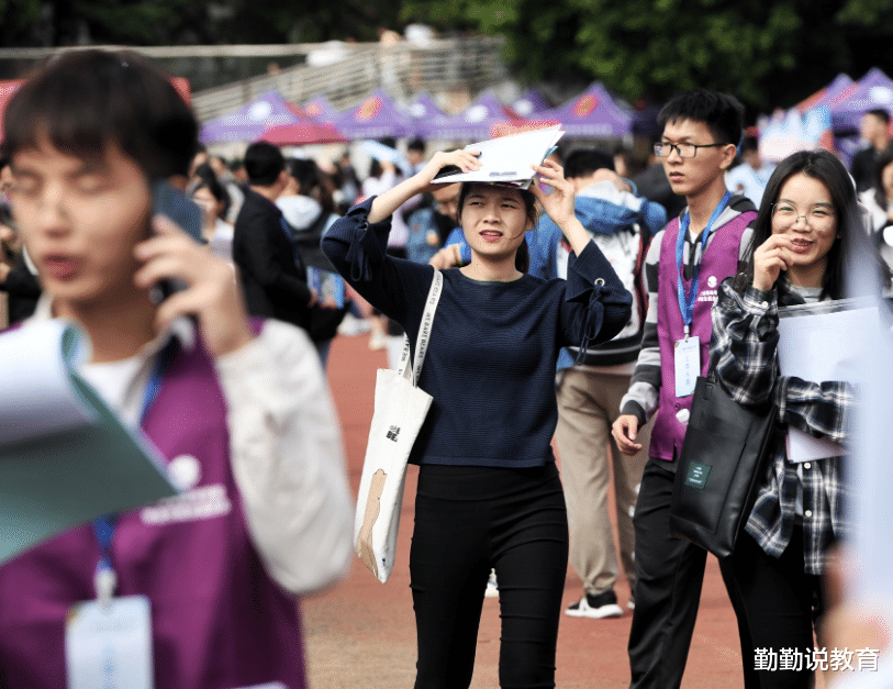 为保住“应届生”身份, 毕业生有多拼? 大五学生再次申请延期毕业