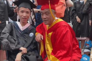 武汉大学“轮椅学霸”毕业, 校长蹲下与他合影送祝福
