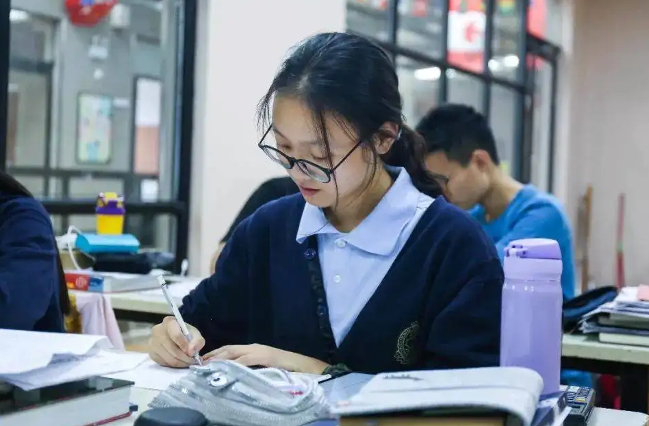 高考二本水平的女生, 学护理还是学师范, 工作后差别真的很大