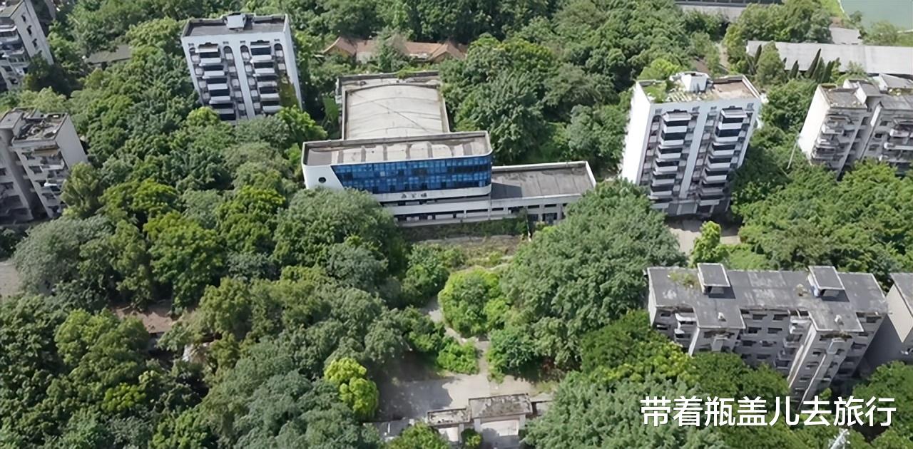 北碚这所中专校园荒废了13年还保留完好;30多年前比大学还吃香