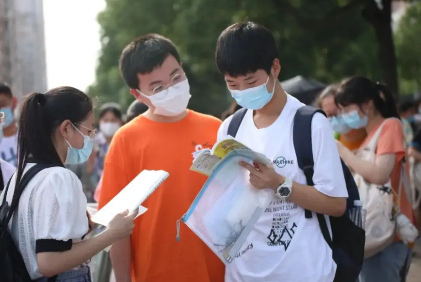 高考分数一本压线, 是选一本还是二本大学? 别纠结这样选才最明智