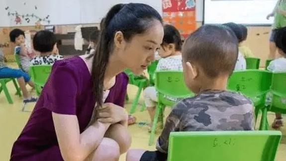 “能不能多穿一点”, 女幼师穿短裙被家长举报, 老师: 你管不着