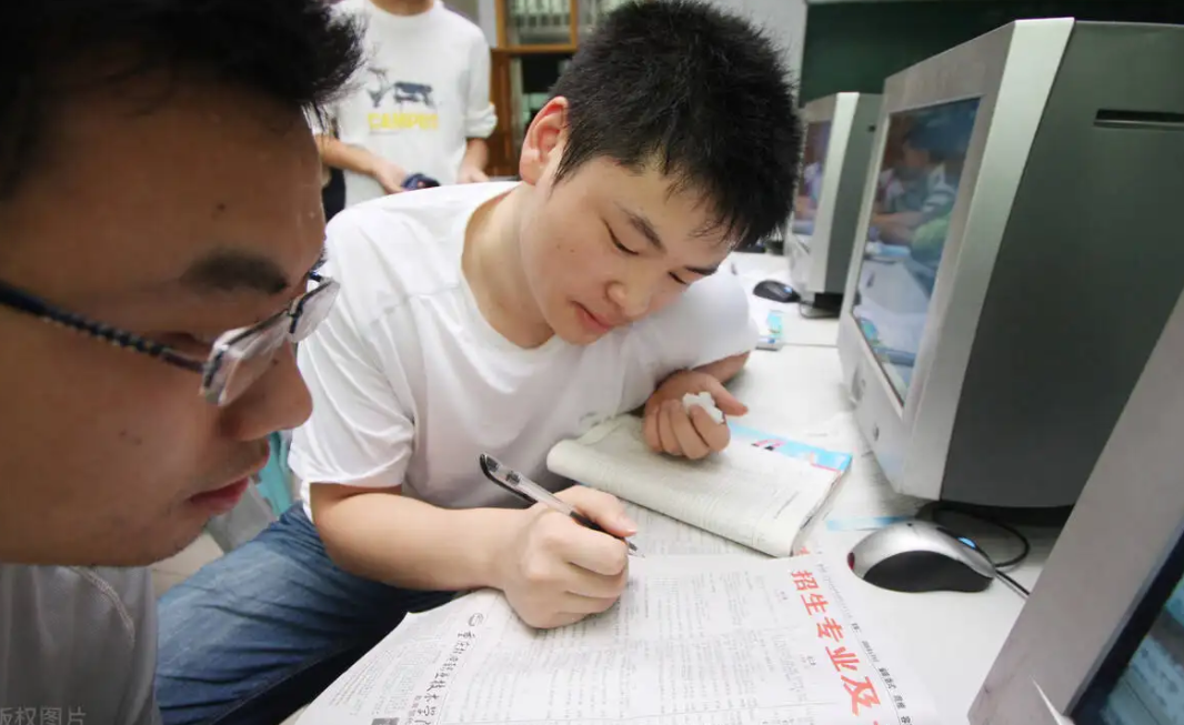 如果成绩刚刚过线, 想要报考师范还是医学院, 要慎重选择以免后悔