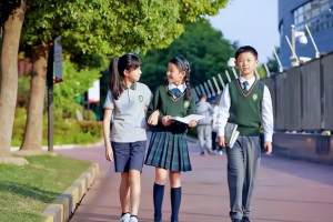 上海某小学“天价校服”引争议, 家长拒绝签字, 学校: 反对无效