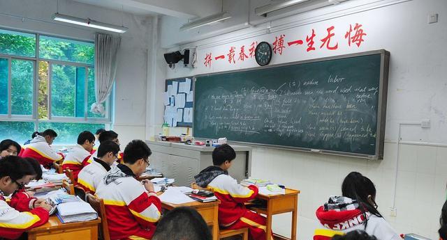 为什么每年高考出分的这天, 都会网传杭州考砸了?