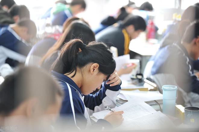 高考考得很不错, 周围亲朋好友都来祝贺, 她却说想复读