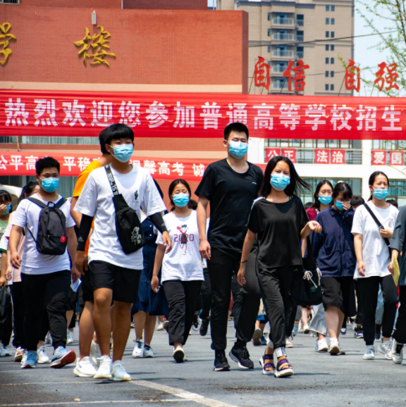 女儿高考估分能上清华, 父亲大摆酒席, 成绩出来后却“沦为笑柄”