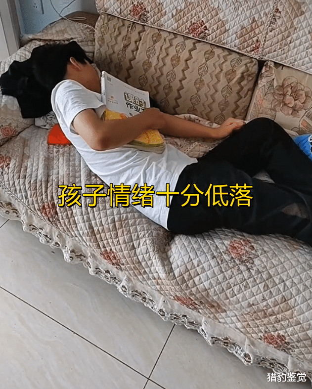 江苏男孩没考上一本躺床上哭, 情绪低落不吃不喝, 爸爸: 看着心酸