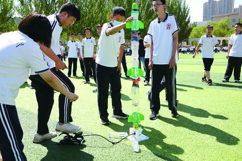 包头一高中校园里，40余枚水火箭飞上天