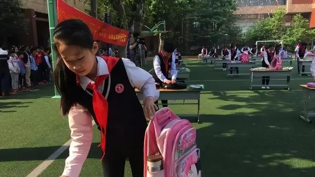 体制内索然无味了? 中小学教师群传来坏消息, 师范生要注意